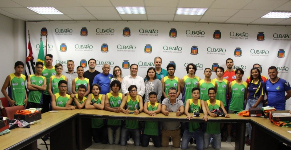 Atletas do projeto Integrar Voleibol recebem uniformes de treino em Cubatão (SP)